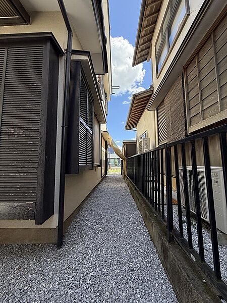 南側より撮影。南側宅との境界です。