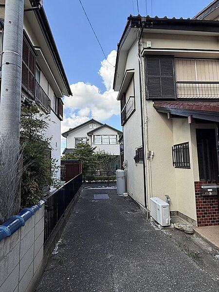 駐車場：車種にもよりますが、敷地内に２台の駐車スペース可能です。車通勤のご家族に。バイクを置くスペースも確保できます。