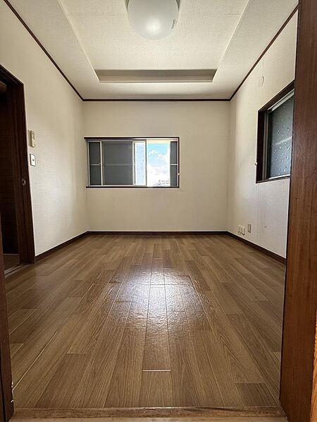 ２階４．５帖洋室。２面彩光あります。
