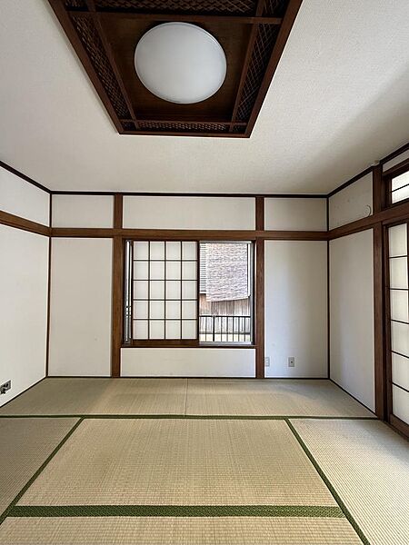 １階和室８帖。リビングともつながっており、解放感のある和室です。