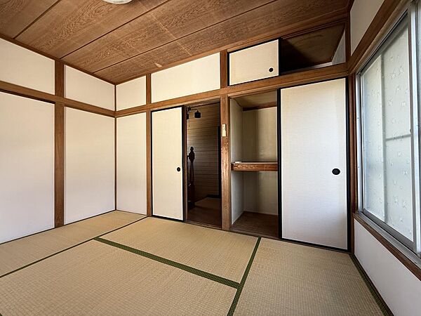２階西側６帖和室。押し入れもあり、収納もばっちりです。