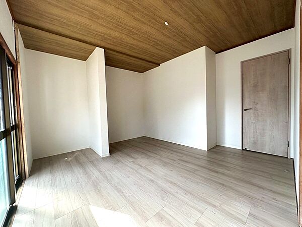 【1F洋室】1F洋室♪内装リフォームで床や建具がお洒落になりました♪（2026年2月撮影）