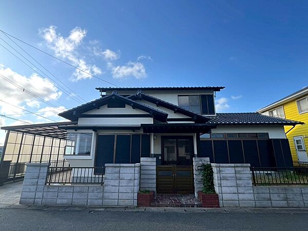 【外観】※リフォーム後の写真です（2026年5月撮影）重厚感のある門構えの外観！