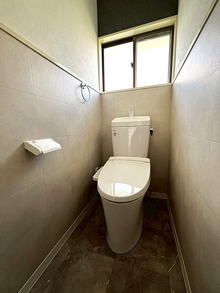 【外観】リフォーム完了しました♪新しいトイレに交換しました♪（2026年3月撮影）