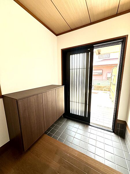 【玄関】玄関に設置されたシューズボックスは収納も豊富です。（2026年7月撮影）