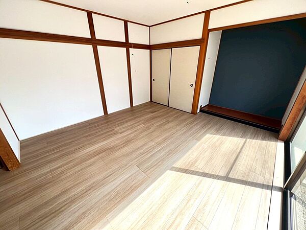 【1F洋室】※リフォーム後の写真です。（2026年3月撮影）リビングと続き間の洋室♪収納もたっぷりあります♪