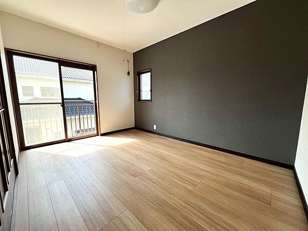 【2F洋室西側】※リフォーム後の写真です。（2026年3月撮影）内装リフォーム済みです♪