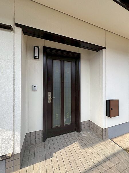 【外観】※リフォーム完了（2026年3月撮影）玄関先にポストがあるので雨の日も便利♪