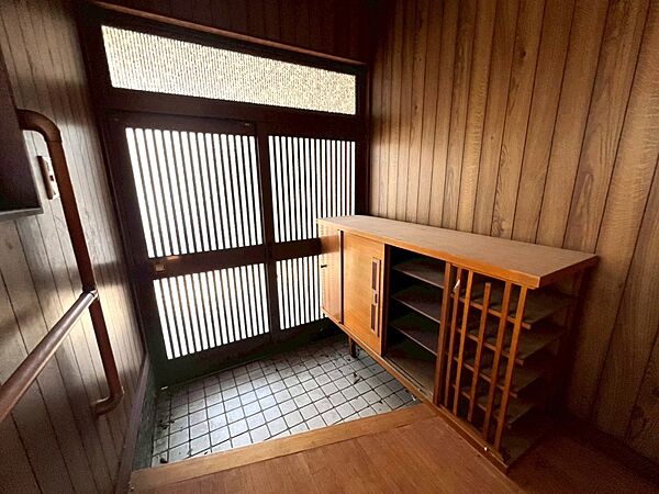 【玄関】※現況販売となります。（2026年4月撮影）下駄箱付きなので玄関をスッキリ保てます♪