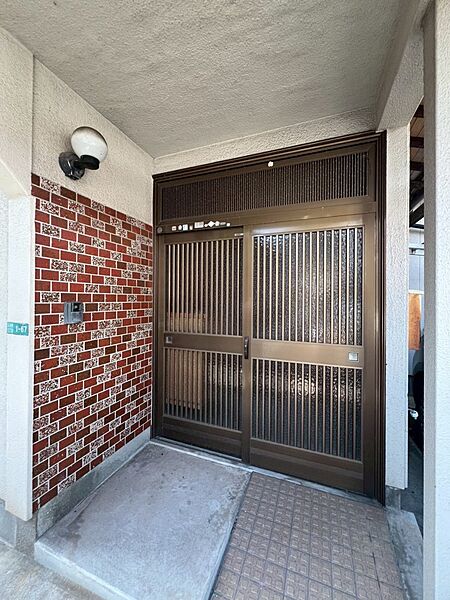 【玄関】※現況販売になります。（2026年4月撮影）※屋根付きなので雨の日の置き配も安心♪