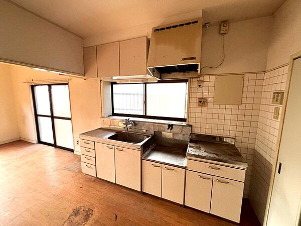 【キッチン】※現況販売となります。（2026年4月撮影）収納たっぷりで使いやすいキッチン♪