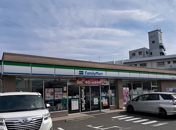 コンビニ 600m ファミリーマート小倉安部山入口店