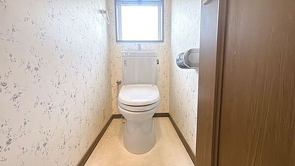 トイレにも窓があり、明るく通風良好です◎