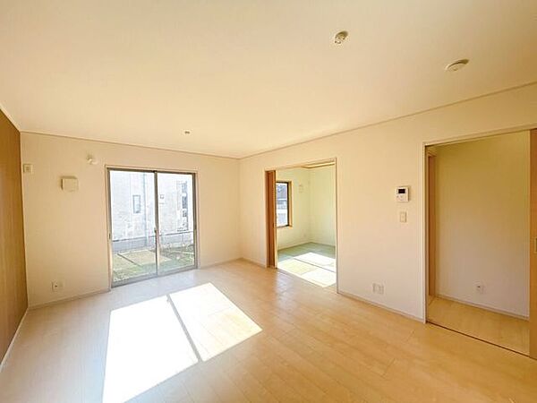 優しい色合いの室内です。統一感があり、空間がより広く感じられます。