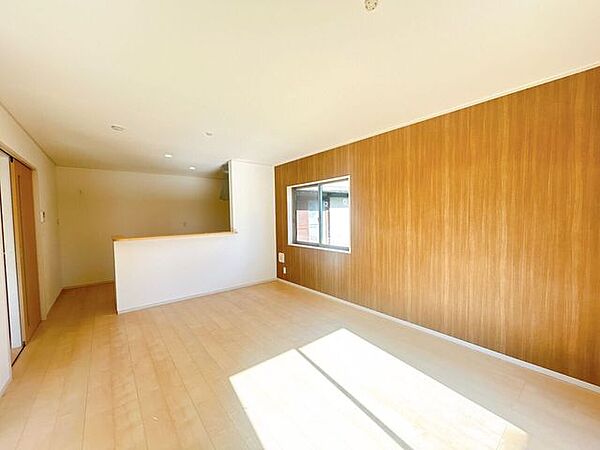 開口部に広い窓があり、採光・通風ともに多く取り込めます。