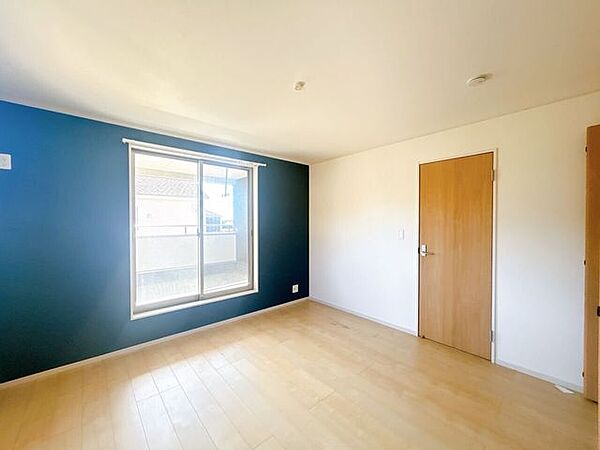 窓から風を感じられる快適なお部屋です。