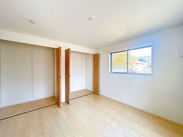 窓から風を感じられる快適なお部屋です。