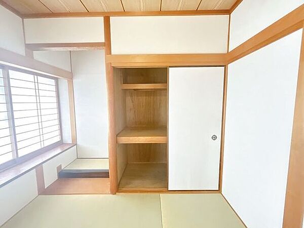 押入れがあり、布団などもたくさん収納できます◎