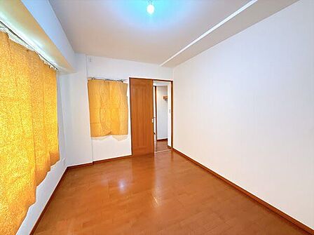 窓から風を感じられる快適なお部屋です。