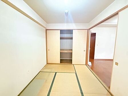 押入れがあり、布団などもたくさん収納できます◎