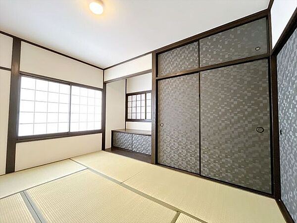 床の間には季節に応じた飾り物などを置いて楽しんでいただけます。