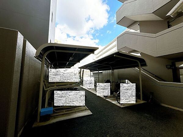 屋根付きで雨の日の乗り降りにも濡れにくい駐輪場です◎