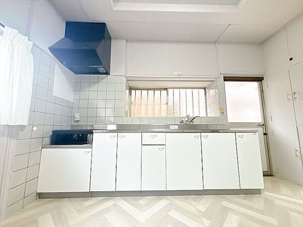 大きなシンクと調理台で、キッチンでの作業がはかどります♪