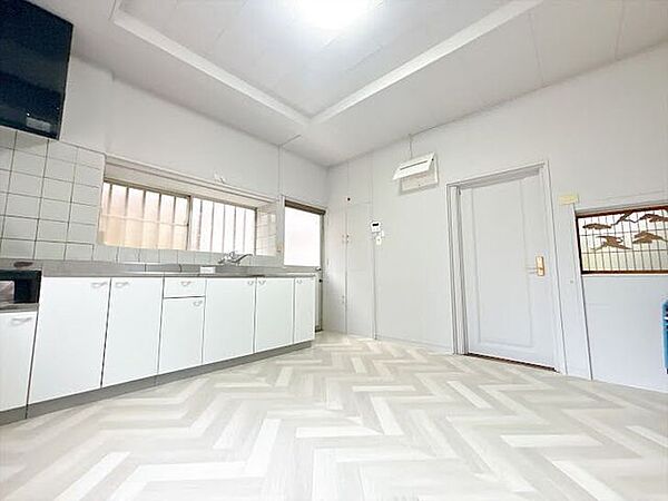 窓があり明るく使い勝手の良いキッチンです。