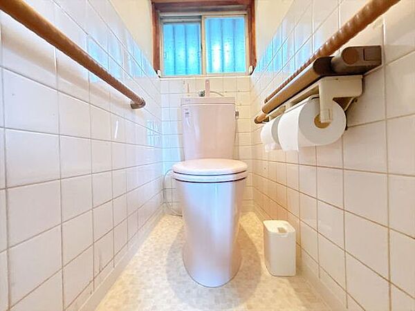 トイレにも窓があり、明るく通風良好です◎