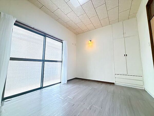 どんな家具にもフィットする床材カラーのお部屋です。
