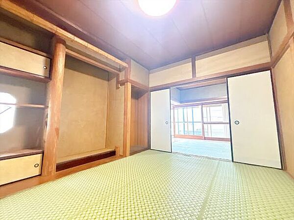 床の間には季節に応じた飾り物などを置いて楽しんでいただけます。