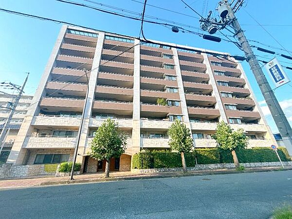 スーパーやコンビニなど生活利便施設が充実した立地です。
