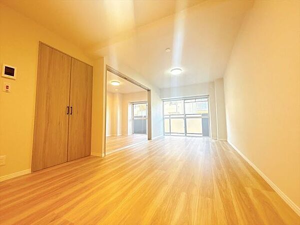 開口部に広い窓があり、採光・通風ともに多く取り込めます。