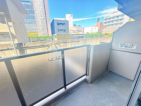 バルコニーは日当たり良好で、洗濯物もよく乾きます◎