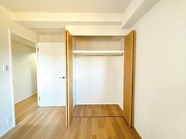 窓の間口が広く、洗濯物などの取り込みもスムーズです◎