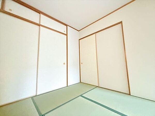 窓から風を感じられる快適なお部屋です。