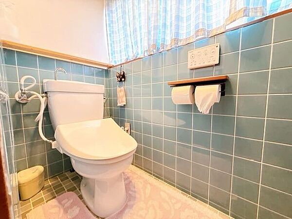 トイレにも窓があり、明るく通風良好です◎