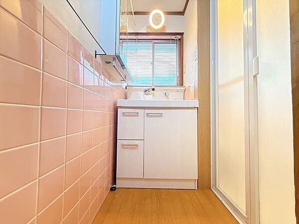 洗面所にも窓があり、明るい空間となっております。