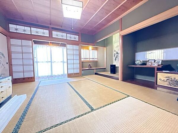 床の間には季節に応じた飾り物などを置いて楽しんでいただけます。