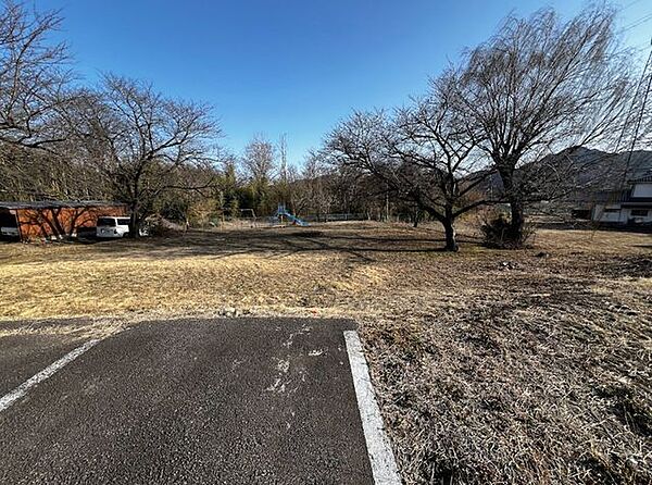 物件東南側にある公園です。
