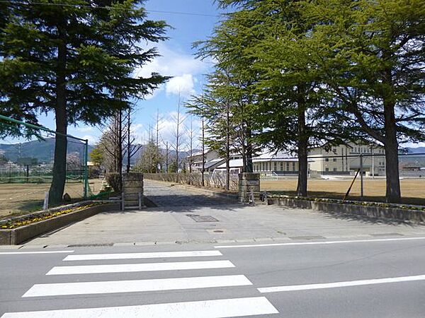 塩田中学校 970m