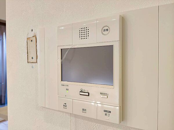 誰が来てもわかる様にモニター付きインターホンを設置。