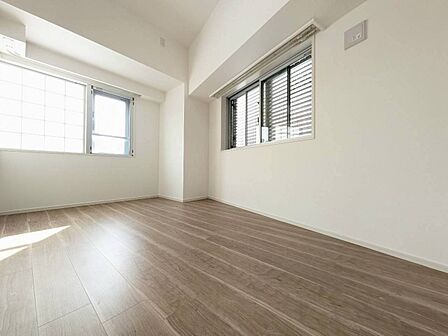 清かで艶やかな時間をもたらしてくれる室内です。