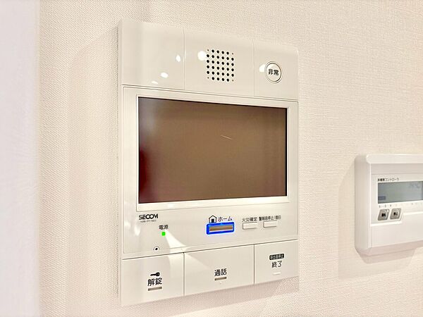 誰が来てもわかる様にモニター付きインターホンを設置。