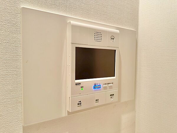 誰が来てもわかる様にモニター付きインターホンを設置。