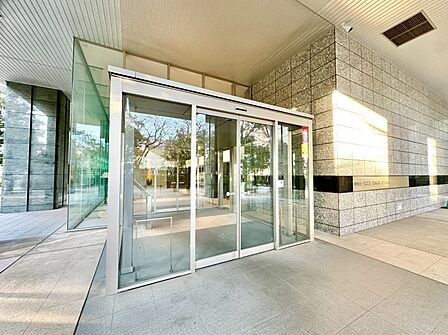上質感漂う玄関アプローチです。