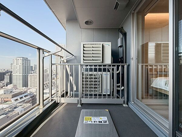朝の澄んだ空気や、夕方に吹く清々しい風を感じられるバルコニー。