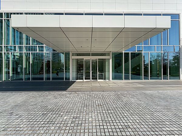 スタイリッシュなエンブレム。お洒落なマンションは入り口から。