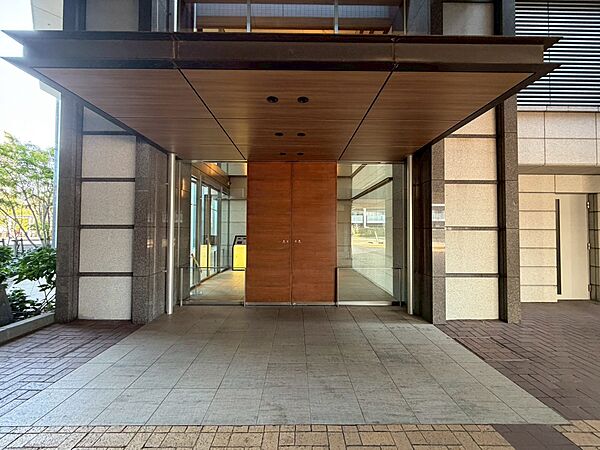 上質感漂う玄関アプローチです。