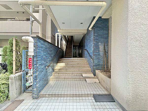 上質感漂う玄関アプローチです。